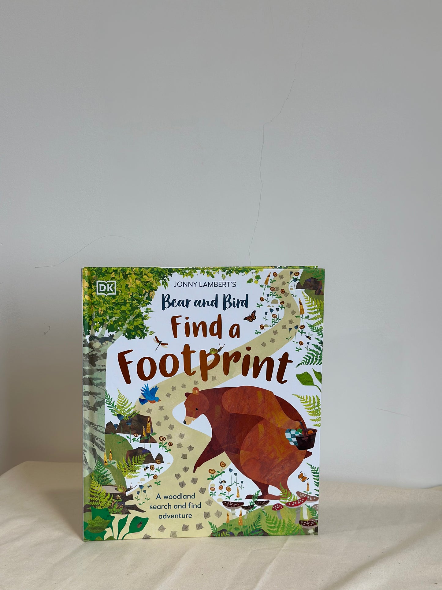 Jonny Lambert’s Bear and Bird: Find a Footprint: A Woodland Search and Find Adventure