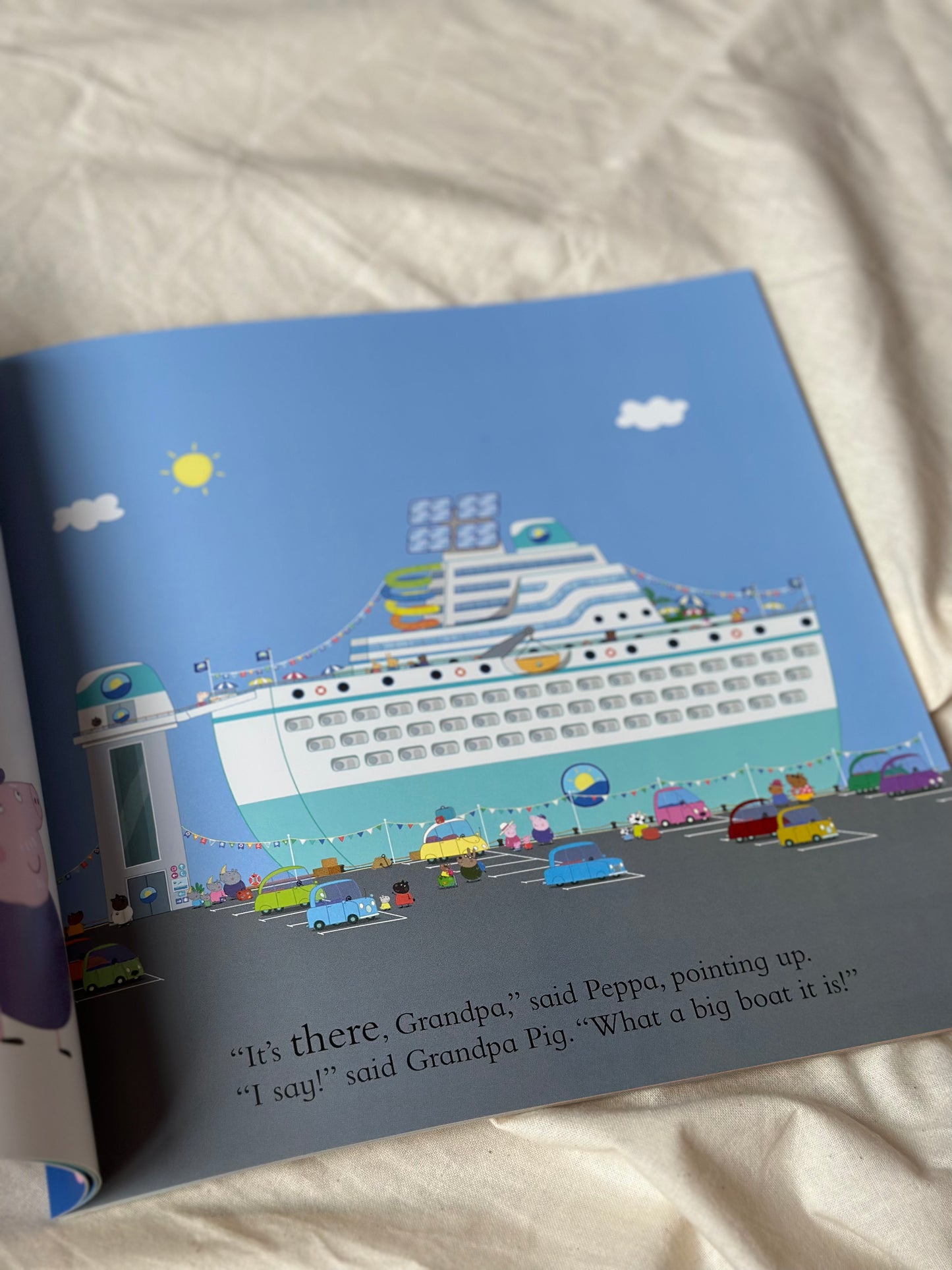 Peppa Pig: Peppa's Holiday Cruise [Book]